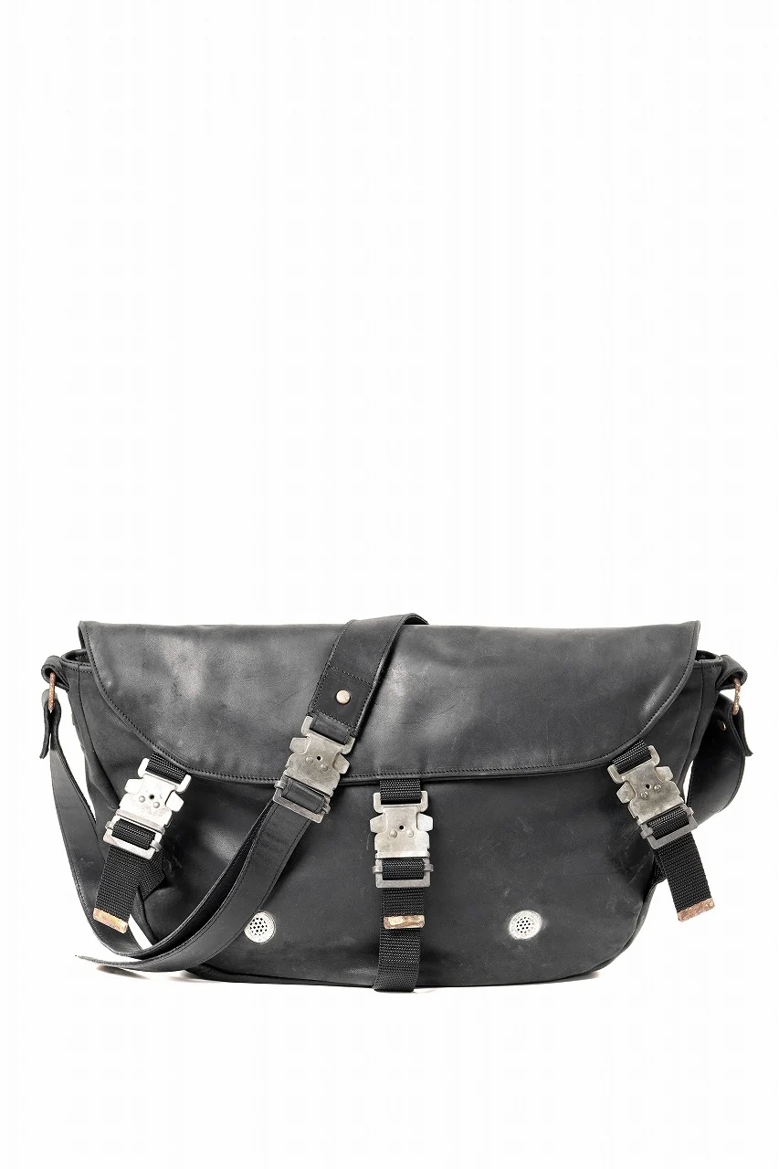 ierib Messenger Bag with Industrial Buckles / Horse Nubuck Leather (BLACK)