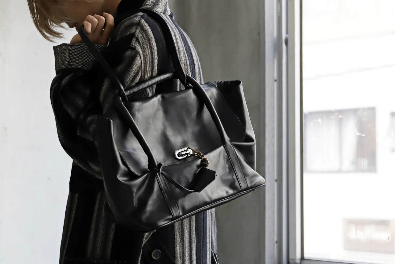 ierib ONE SHOULDER BOSTON BAG / smooth horse leather (BLACK) - Image 55