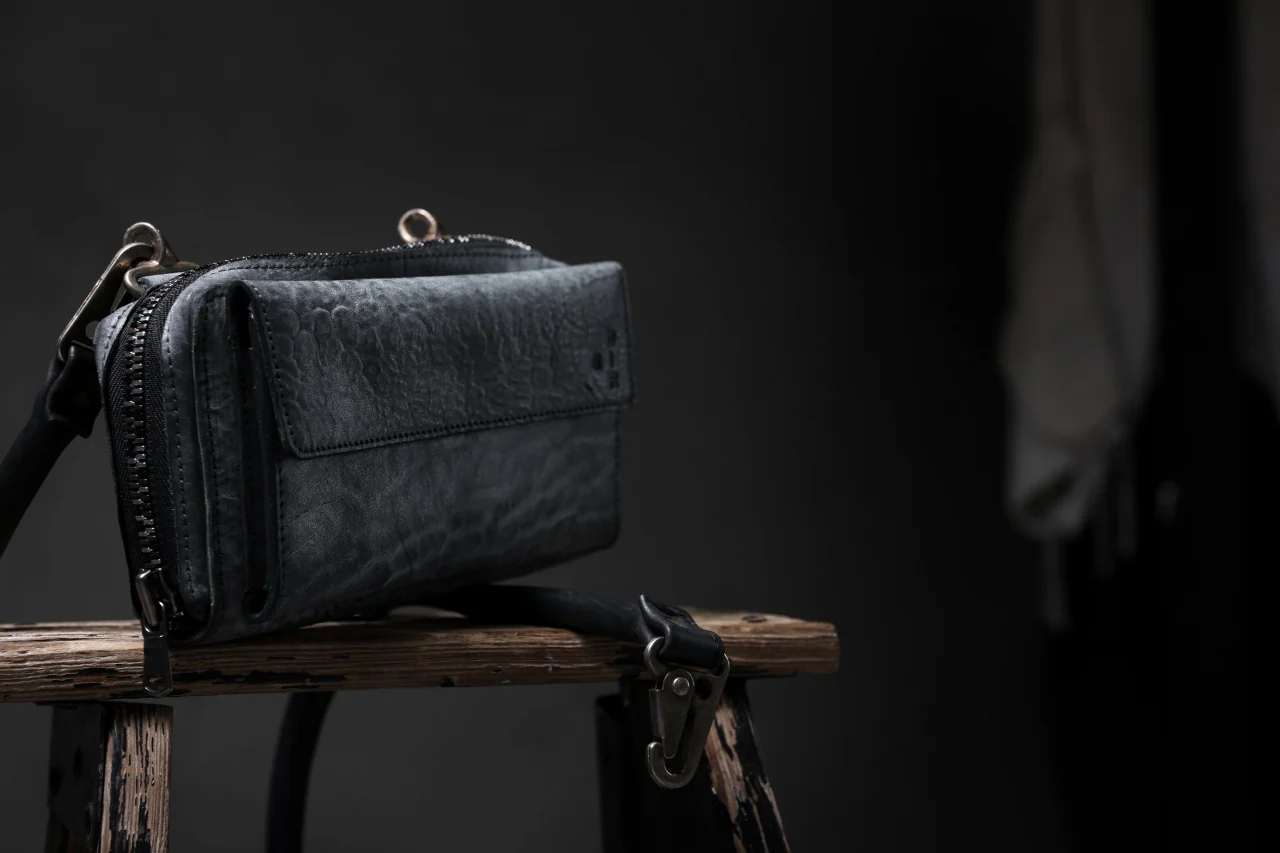 ierib Wallet Bag with Strap / White Waxed Shrunken Horse (BLACK) - Image 39