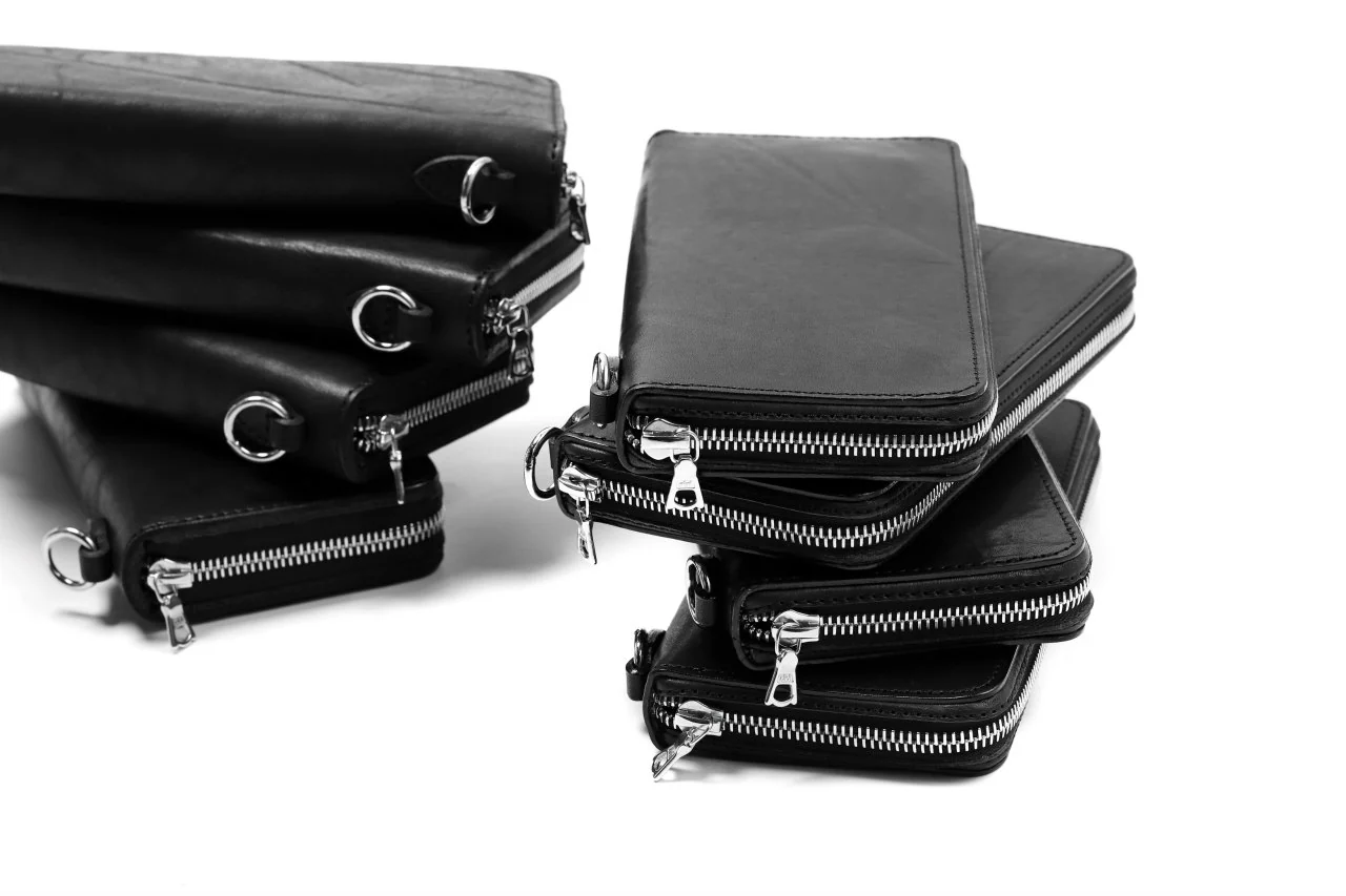 ISAMU KATAYAMA BACKLASH exclusive ROUND FASTNER WALLET / DOUBLE-SHOULDER OBJECT DYED (BLACK) - Image 48