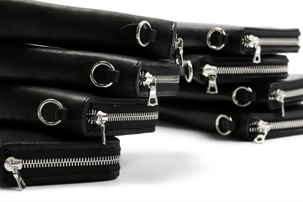 ISAMU KATAYAMA BACKLASH exclusive ROUND FASTNER WALLET / DOUBLE-SHOULDER OBJECT DYED (BLACK) - Image 50