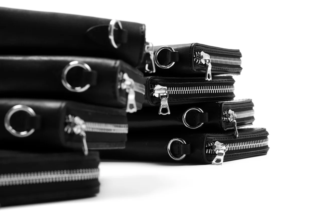 ISAMU KATAYAMA BACKLASH exclusive ROUND FASTNER WALLET / DOUBLE-SHOULDER OBJECT DYED (BLACK) - Image 51