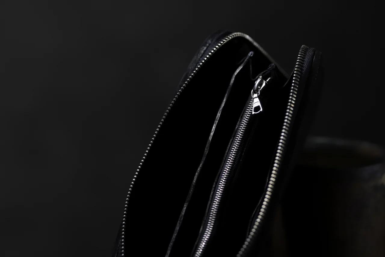 ISAMU KATAYAMA BACKLASH exclusive ROUND FASTNER WALLET / DOUBLE-SHOULDER OBJECT DYED (BLACK) - Image 60