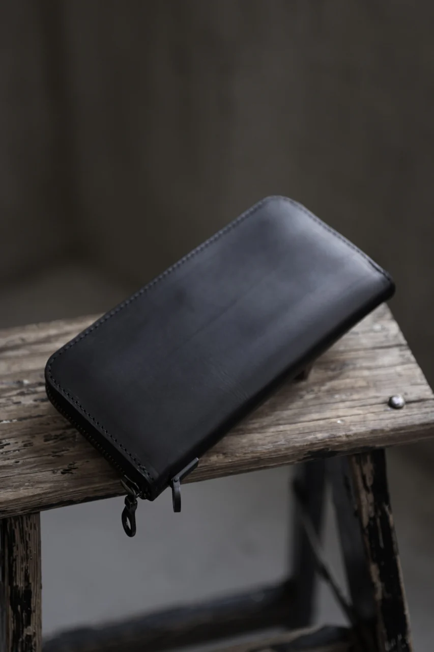 ISAMU KATAYAMA BACKLASH ROUND FASTNER WALLET / GUIDI CALF (BLACK) - Image 10
