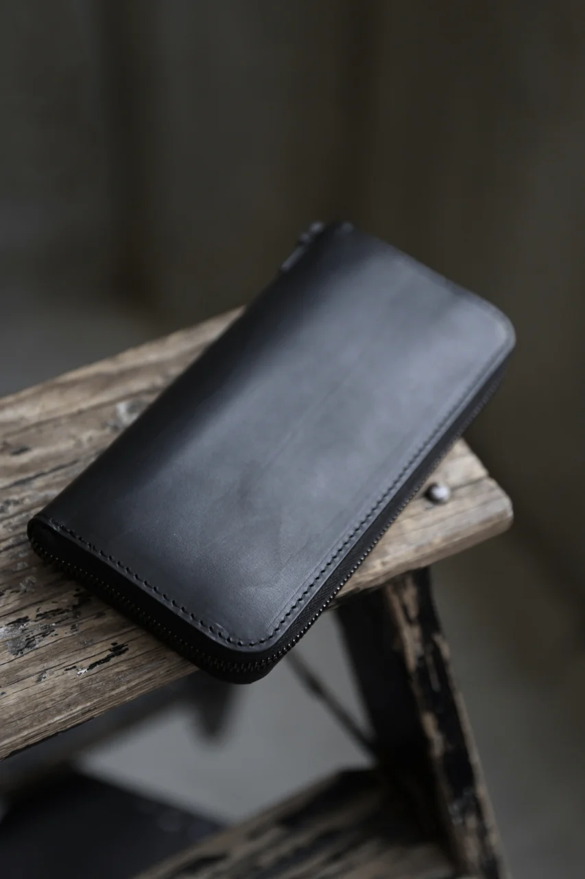 ISAMU KATAYAMA BACKLASH ROUND FASTNER WALLET / GUIDI CALF (BLACK) - Image 13