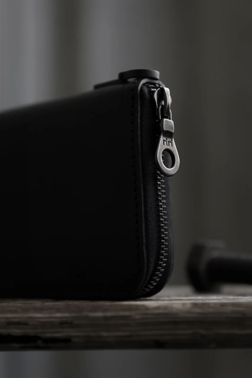 ISAMU KATAYAMA BACKLASH ROUND FASTNER WALLET / GUIDI CALF (BLACK) - Image 15