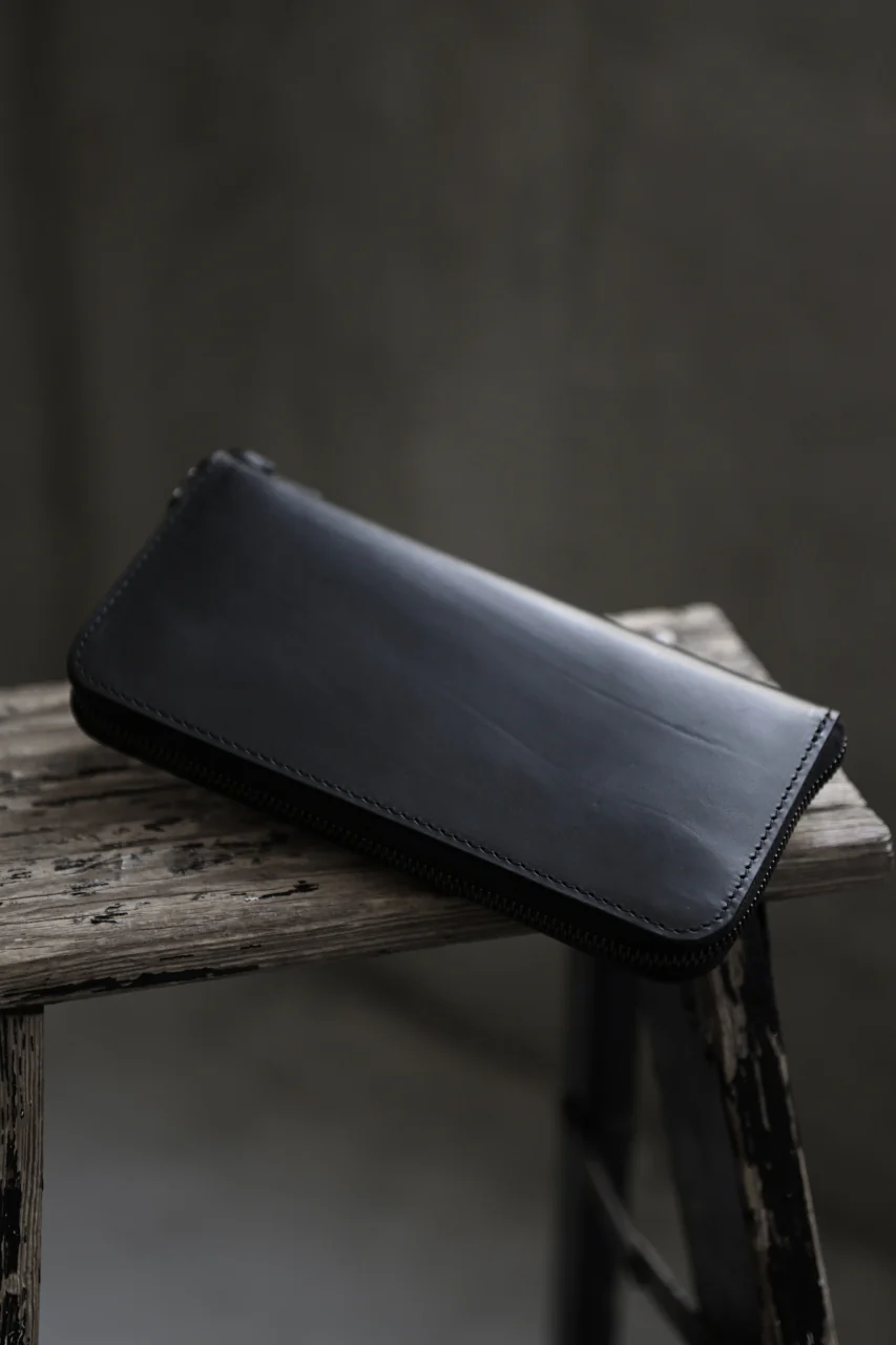 ISAMU KATAYAMA BACKLASH ROUND FASTNER WALLET / GUIDI CALF (BLACK) - Image 9