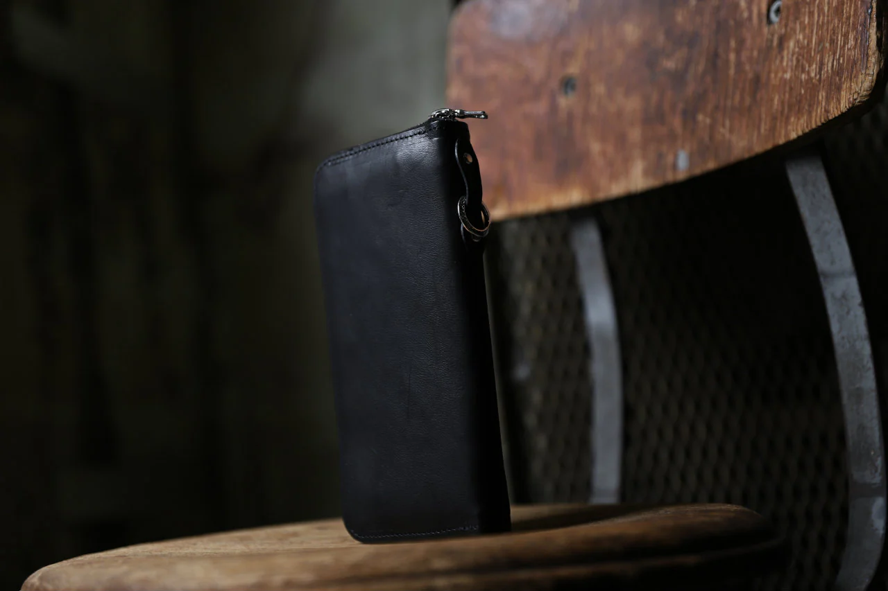 ISAMU KATAYAMA BACKLASH ROUND FASTNER WALLET / ITALY HORSE LEATHER (VACHETTA FINISHED / BLACK) - Image 19