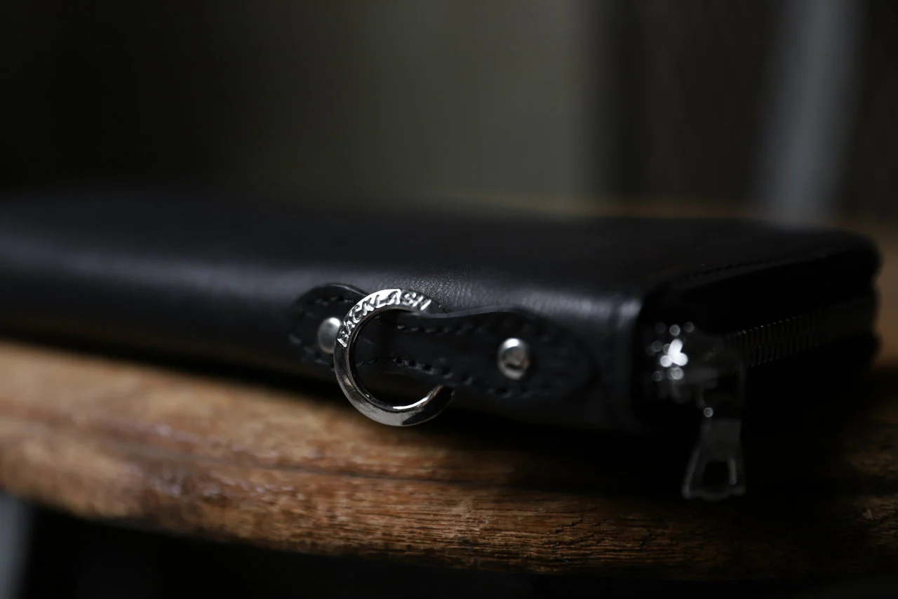 ISAMU KATAYAMA BACKLASH ROUND FASTNER WALLET / ITALY HORSE LEATHER (VACHETTA FINISHED / BLACK) - Image 20