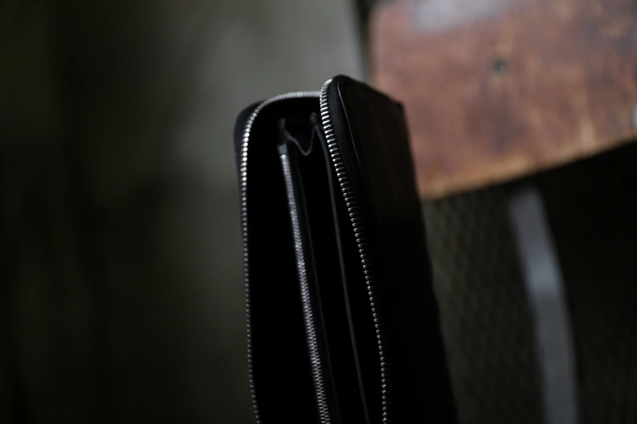 ISAMU KATAYAMA BACKLASH ROUND FASTNER WALLET / ITALY HORSE LEATHER (VACHETTA FINISHED / BLACK) - Image 21