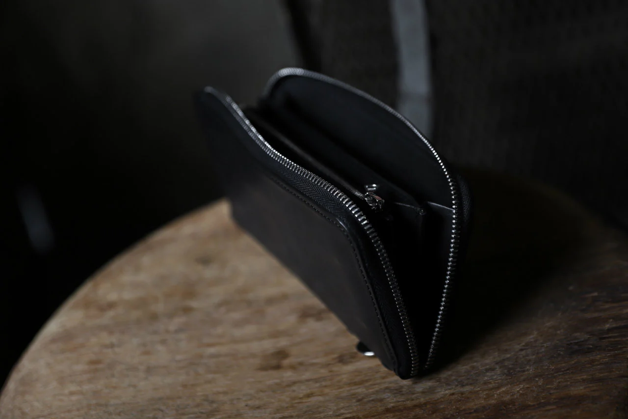 ISAMU KATAYAMA BACKLASH ROUND FASTNER WALLET / ITALY HORSE LEATHER (VACHETTA FINISHED / BLACK) - Image 22