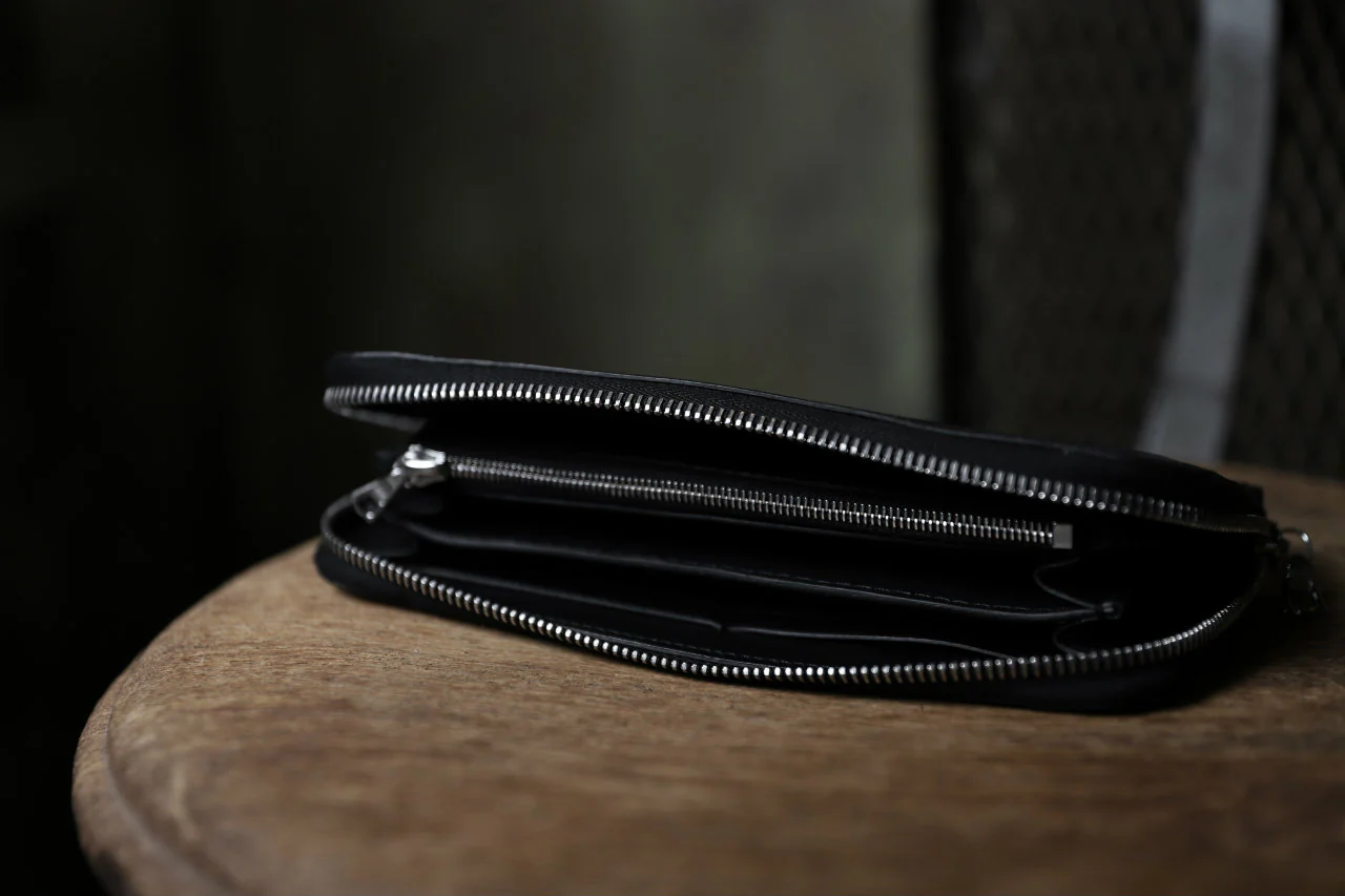 ISAMU KATAYAMA BACKLASH ROUND FASTNER WALLET / ITALY HORSE LEATHER (VACHETTA FINISHED / BLACK) - Image 23