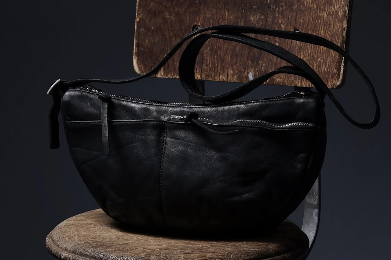 ISAMU KATAYAMA BACKLASH SHOULDER BAG / OBJECT DYED DOUBLE SHOULDER LEATHER (BLACK) - Image 27