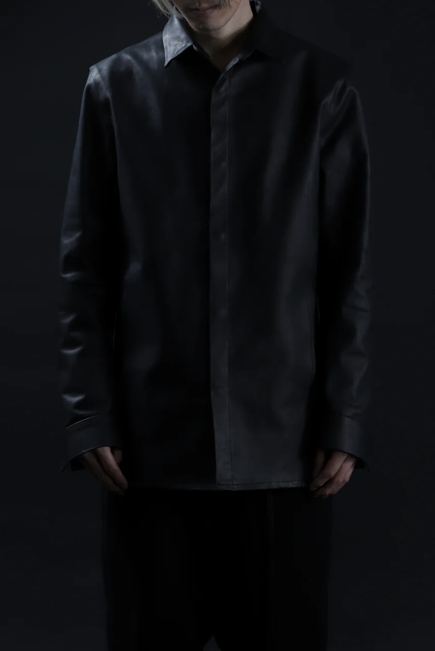 ISAMU KATAYAMA BACKLASH xx GUIDI COMMA 8 LEATHER SHIRT / CALF "Vitello Fiore Volonato" (BLACK) - Image 3