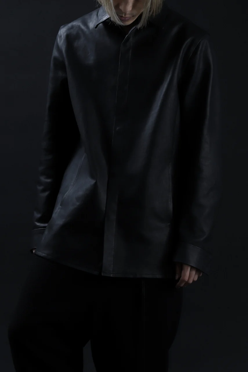 ISAMU KATAYAMA BACKLASH xx GUIDI COMMA 8 LEATHER SHIRT / CALF "Vitello Fiore Volonato" (BLACK) - Image 4