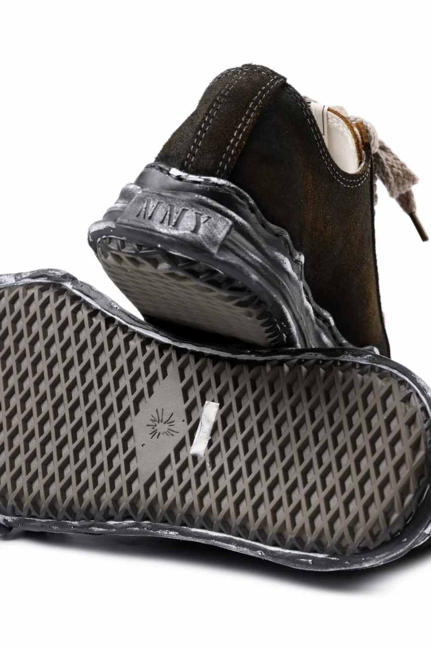 ISAMU KATAYAMA BACKLASH xx Maison MIHARA YASUHIRO “HANK” OG SOLE STEER SUEDE GARMENT-DYED LOW-TOP SNEAKER (BLACK) - Image 19