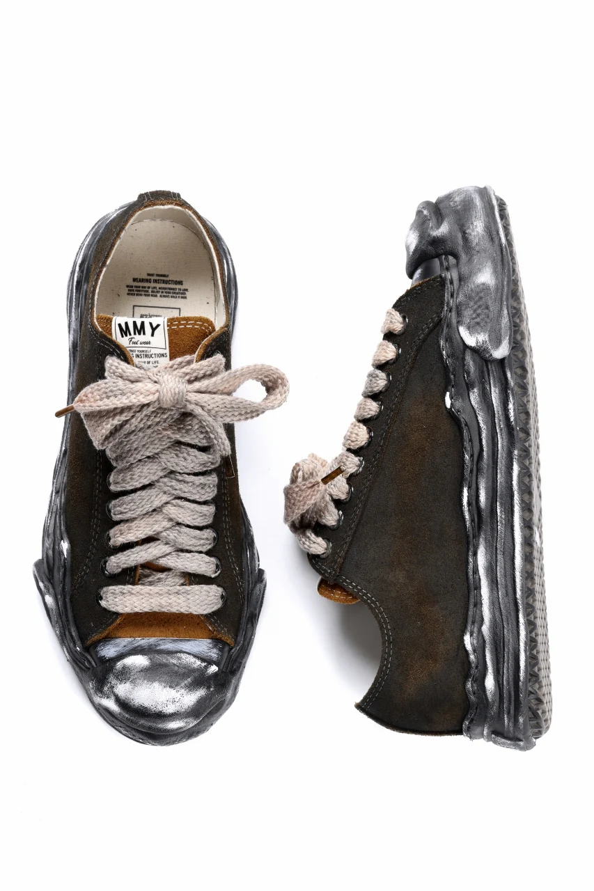 ISAMU KATAYAMA BACKLASH xx Maison MIHARA YASUHIRO “HANK” OG SOLE STEER SUEDE GARMENT-DYED LOW-TOP SNEAKER (BLACK) - Image 2