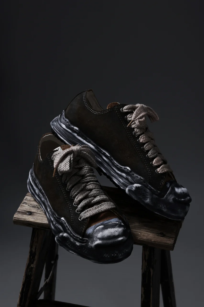ISAMU KATAYAMA BACKLASH xx Maison MIHARA YASUHIRO “HANK” OG SOLE STEER SUEDE GARMENT-DYED LOW-TOP SNEAKER (BLACK) - Image 22