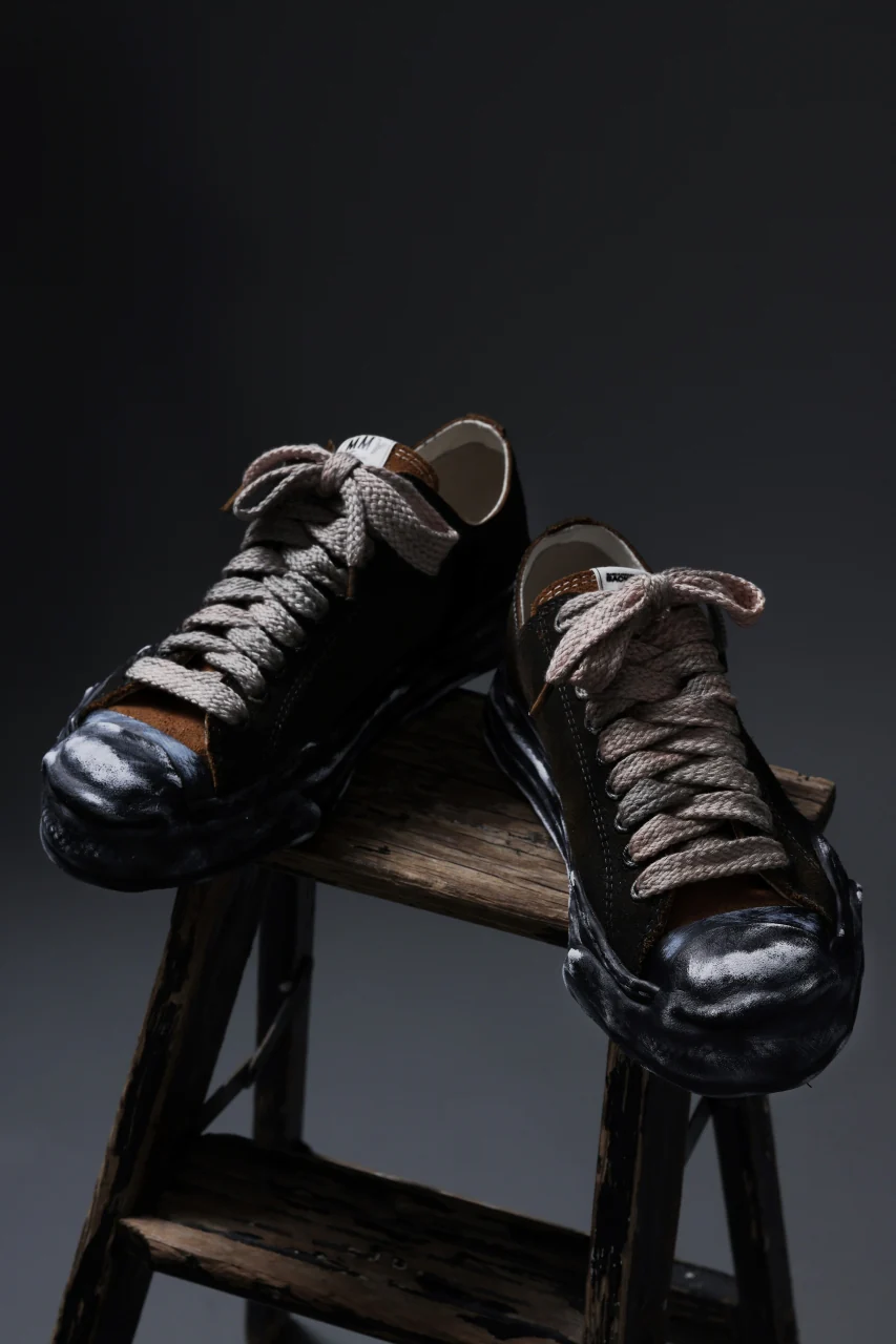 ISAMU KATAYAMA BACKLASH xx Maison MIHARA YASUHIRO “HANK” OG SOLE STEER SUEDE GARMENT-DYED LOW-TOP SNEAKER (BLACK) - Image 23