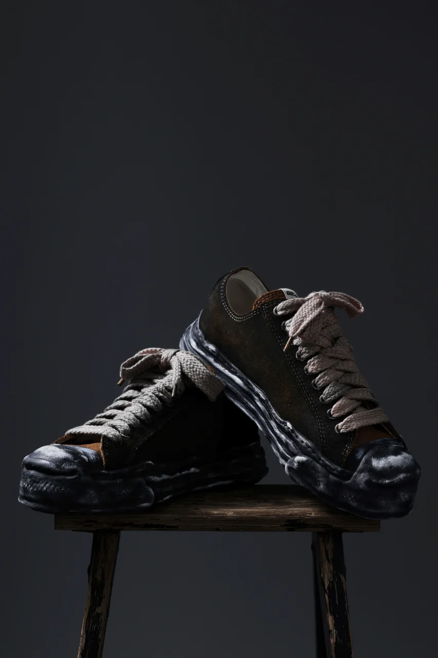 ISAMU KATAYAMA BACKLASH xx Maison MIHARA YASUHIRO “HANK” OG SOLE STEER SUEDE GARMENT-DYED LOW-TOP SNEAKER (BLACK) - Image 24
