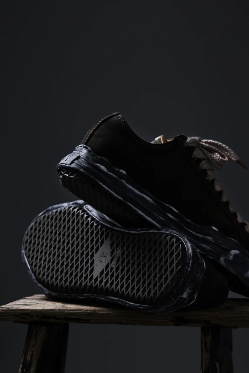 ISAMU KATAYAMA BACKLASH xx Maison MIHARA YASUHIRO “HANK” OG SOLE STEER SUEDE GARMENT-DYED LOW-TOP SNEAKER (BLACK) - Image 25