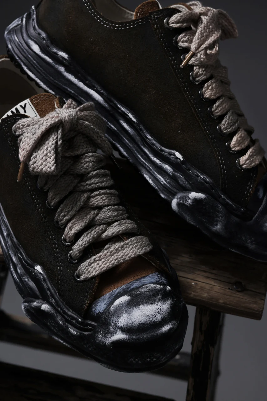 ISAMU KATAYAMA BACKLASH xx Maison MIHARA YASUHIRO “HANK” OG SOLE STEER SUEDE GARMENT-DYED LOW-TOP SNEAKER (BLACK) - Image 28