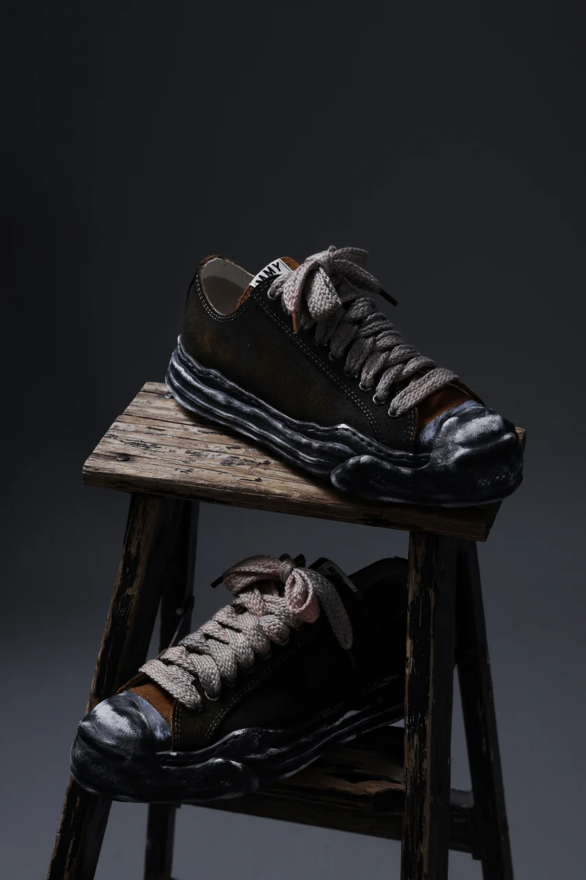 ISAMU KATAYAMA BACKLASH xx Maison MIHARA YASUHIRO “HANK” OG SOLE STEER SUEDE GARMENT-DYED LOW-TOP SNEAKER (BLACK) - Image 3
