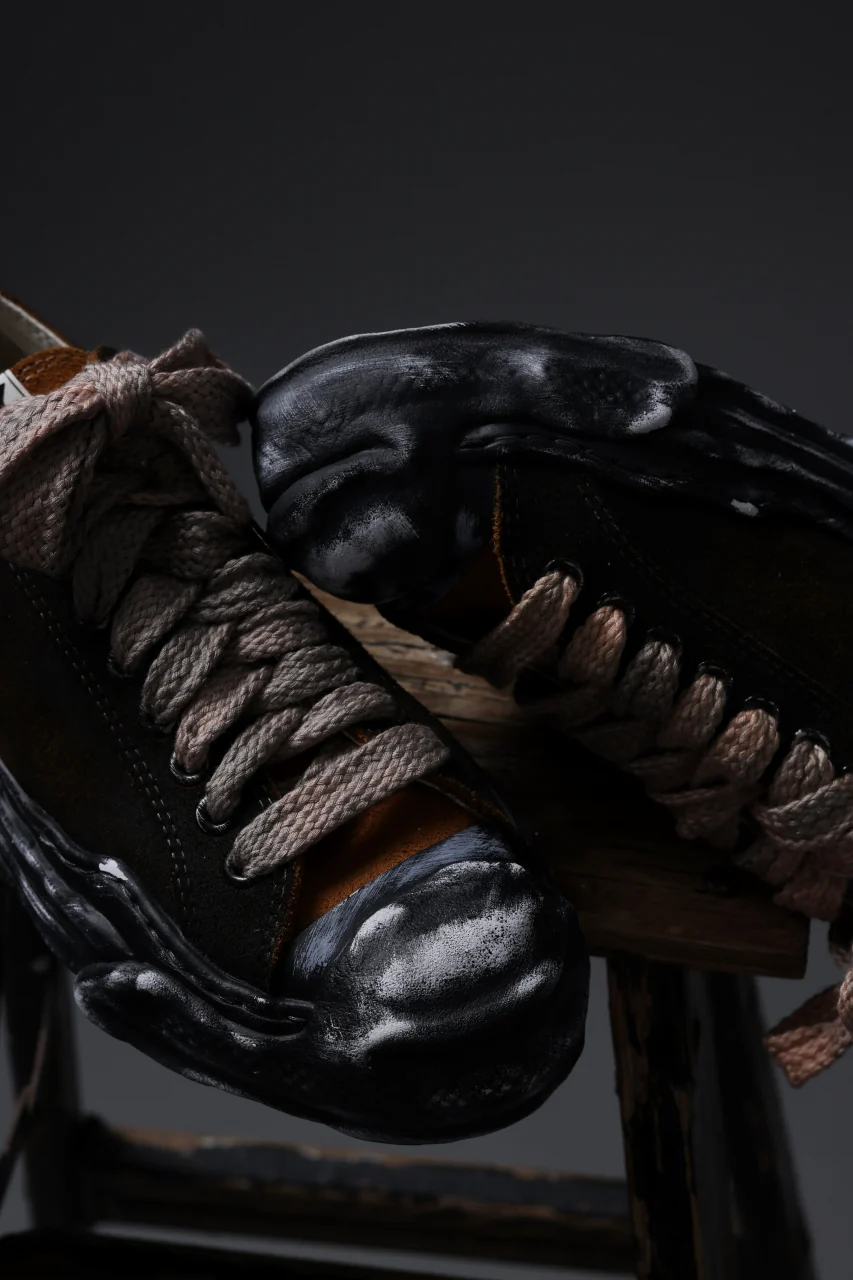 ISAMU KATAYAMA BACKLASH xx Maison MIHARA YASUHIRO “HANK” OG SOLE STEER SUEDE GARMENT-DYED LOW-TOP SNEAKER (BLACK) - Image 30
