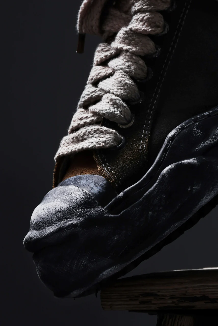 ISAMU KATAYAMA BACKLASH xx Maison MIHARA YASUHIRO “HANK” OG SOLE STEER SUEDE GARMENT-DYED LOW-TOP SNEAKER (BLACK) - Image 31