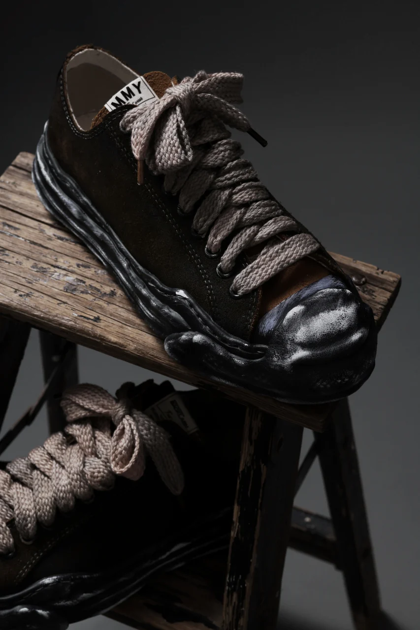 ISAMU KATAYAMA BACKLASH xx Maison MIHARA YASUHIRO “HANK” OG SOLE STEER SUEDE GARMENT-DYED LOW-TOP SNEAKER (BLACK) - Image 34