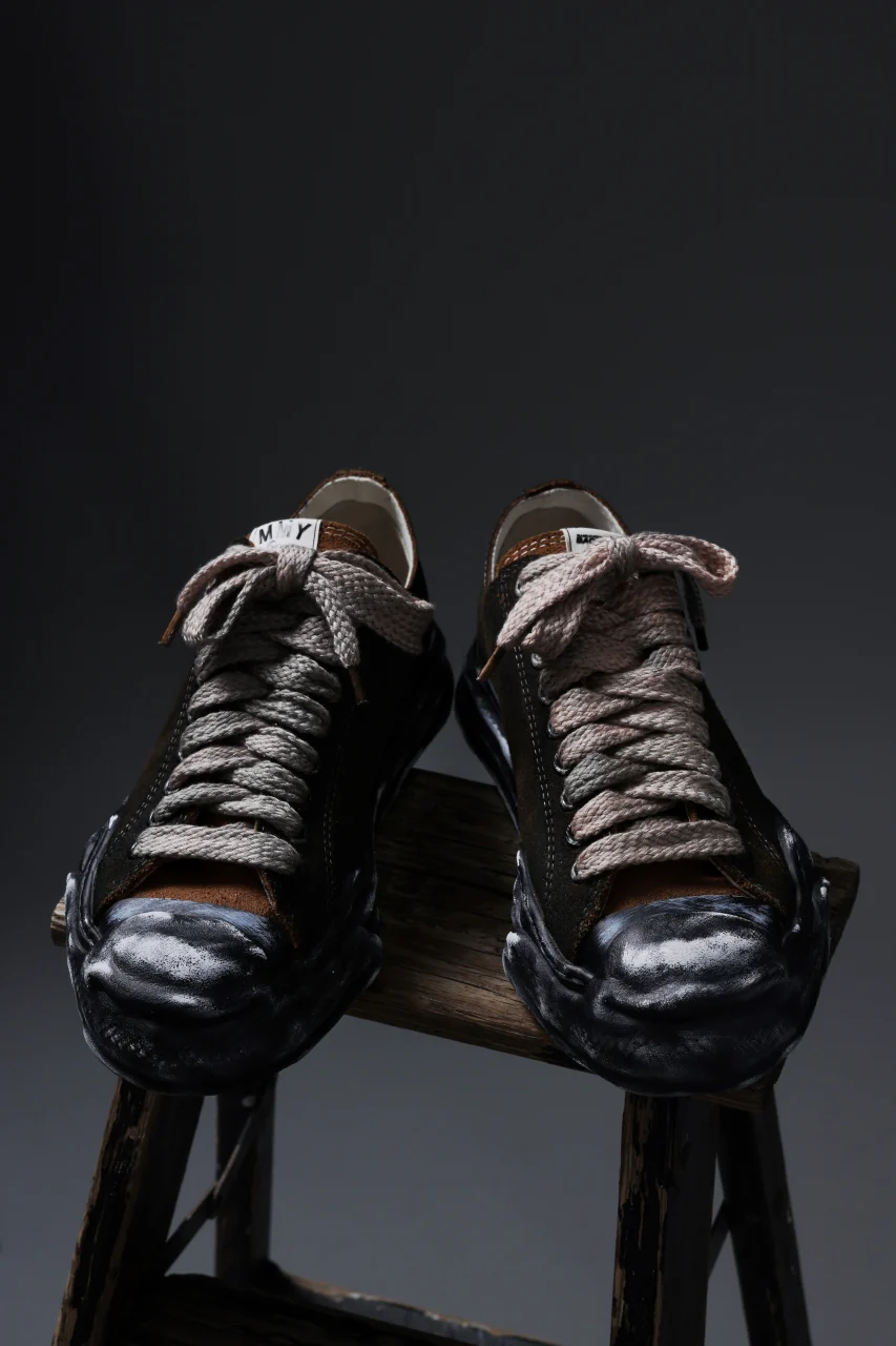 ISAMU KATAYAMA BACKLASH xx Maison MIHARA YASUHIRO “HANK” OG SOLE STEER SUEDE GARMENT-DYED LOW-TOP SNEAKER (BLACK) - Image 4