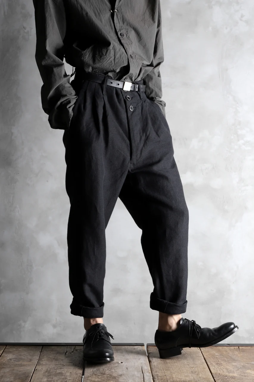 KLASICA 3TUCK TAPERED TROUSERS / RAMIE (CARBON) - Image 17
