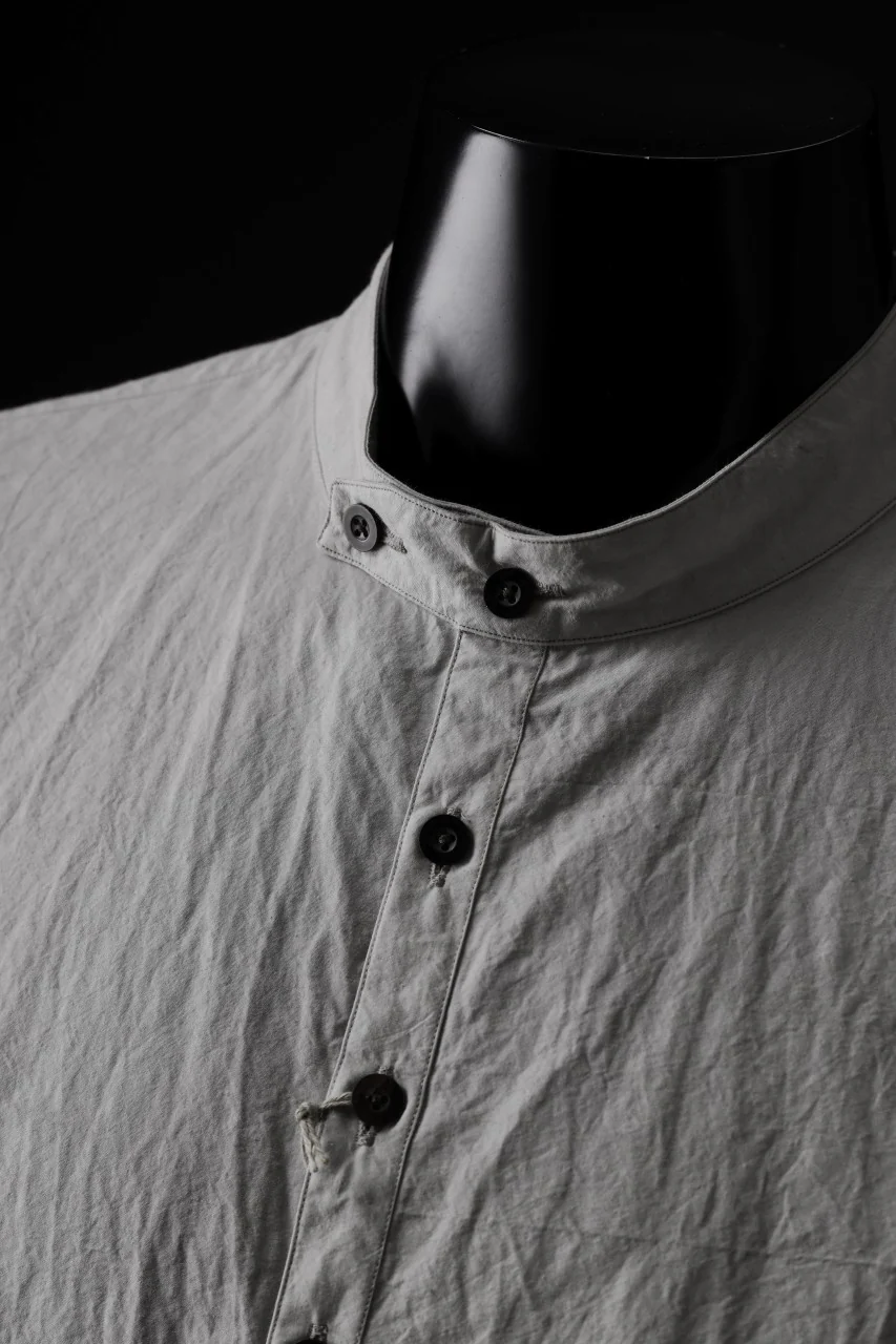 KLASICA BAND COLLAR FINE STITCHED SHIRT / HAND DYED COTTON-LINEN (CONCRETE) - Image 11