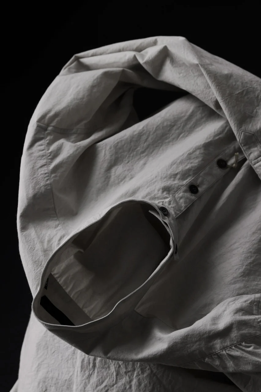 KLASICA BAND COLLAR FINE STITCHED SHIRT / HAND DYED COTTON-LINEN (CONCRETE) - Image 16