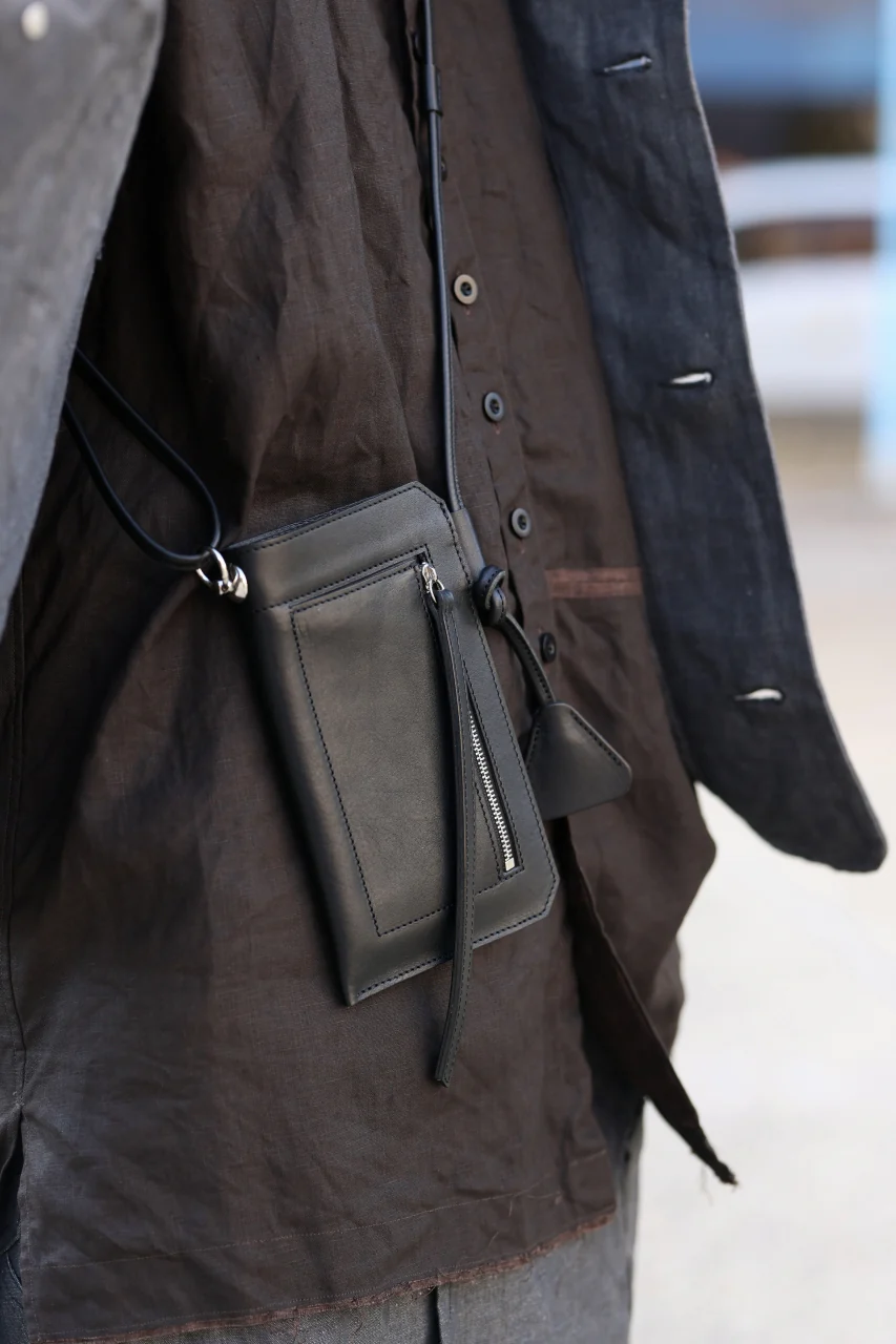 KLASICA "FLOW" MOBILE POUCH / FVT ITALIAN COW LEATHER (BLACK x SILVER) - Image 15