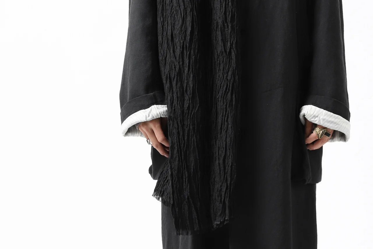 KLASICA GLACIER FLUFFY STOLE / SHRINK SILK (BLACK) - Image 33