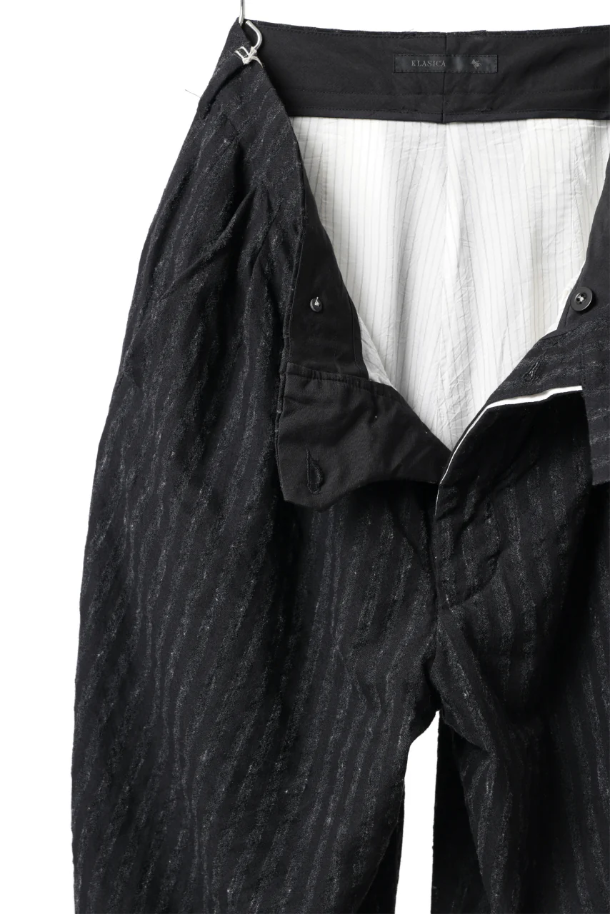 KLASICA GOSSE TWO TUCKED TROUSERS / LIGHT WEIGHT BLUR STRIPES (INK BLACK) - Image 20