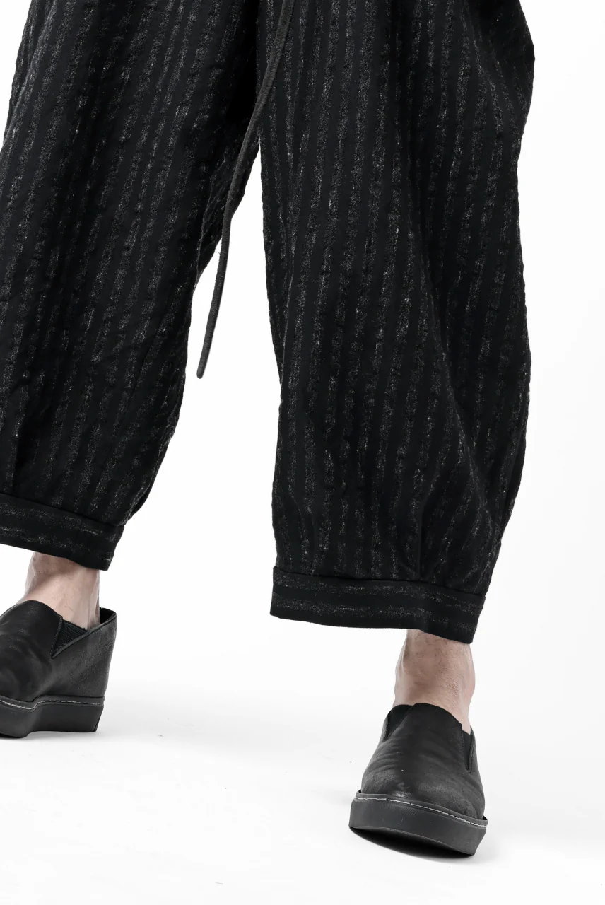 KLASICA GOSSE TWO TUCKED TROUSERS / LIGHT WEIGHT BLUR STRIPES (INK BLACK) - Image 28