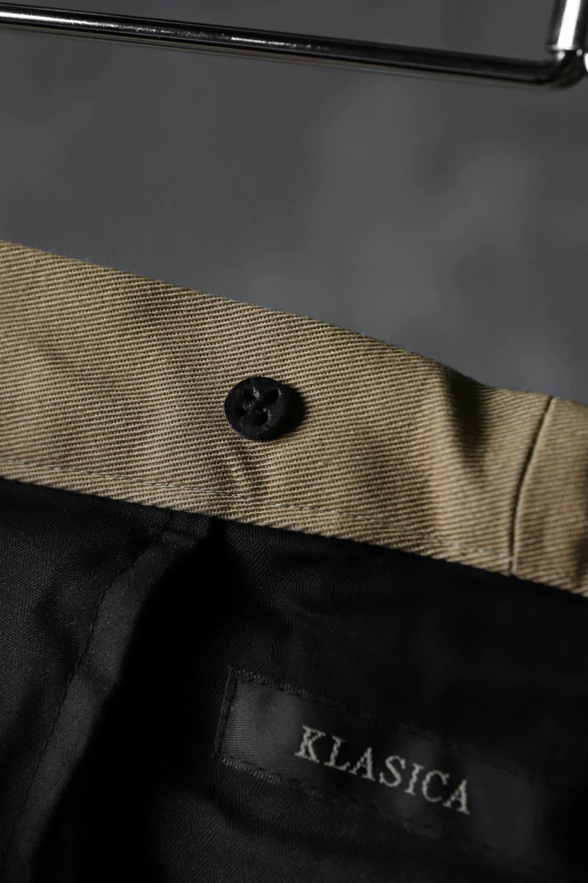KLASICA GRIOTTE 2 TUCKED WIDE TROUSERS / CHINO CLOTH (BEIGE) - Image 12