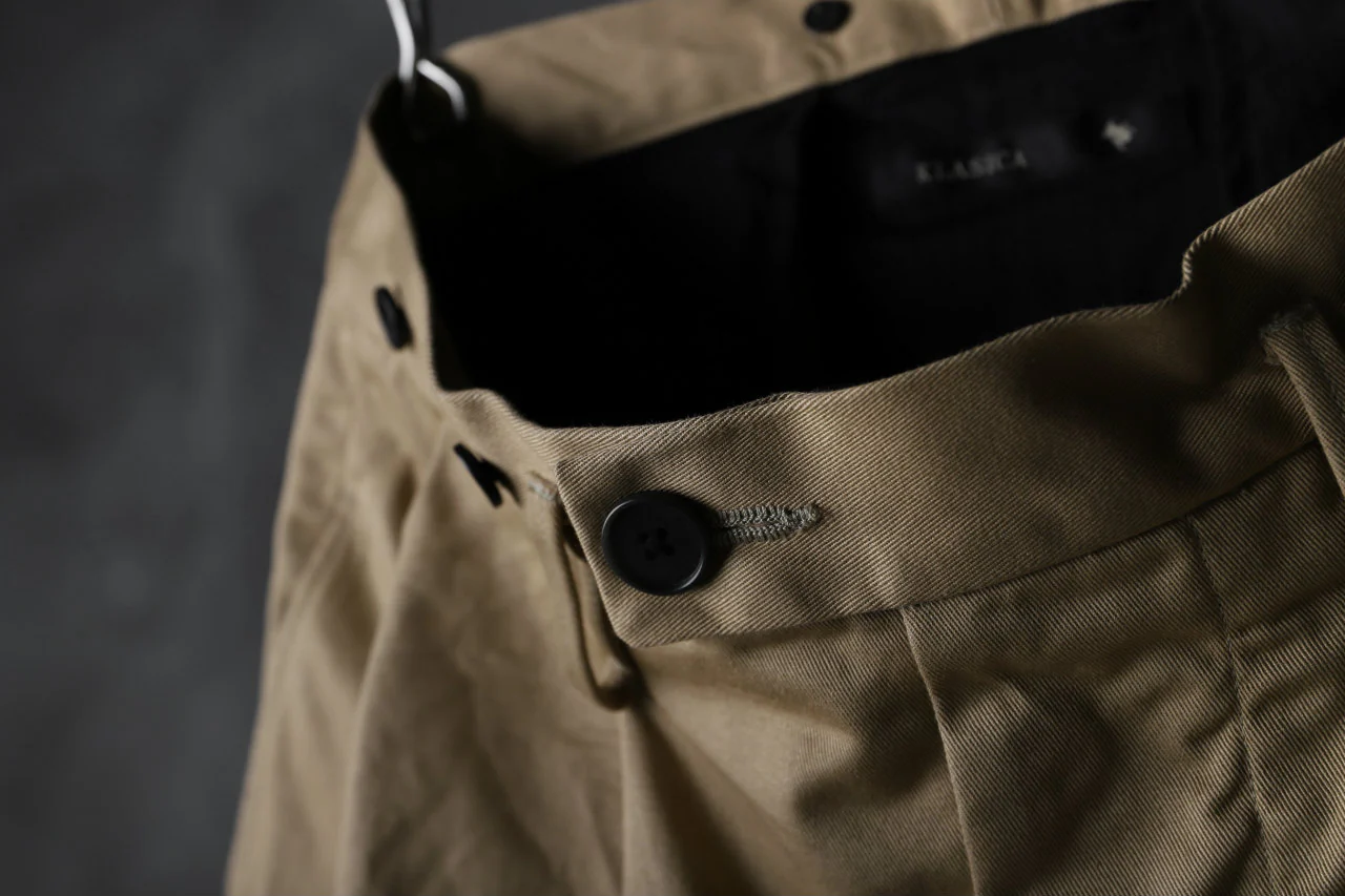 KLASICA GRIOTTE 2 TUCKED WIDE TROUSERS / CHINO CLOTH (BEIGE) - Image 21