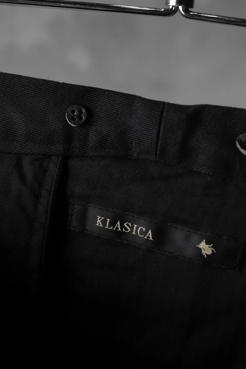 KLASICA GRIOTTE 2 TUCKED WIDE TROUSERS / CHINO CLOTH (BLACK) - Image 10