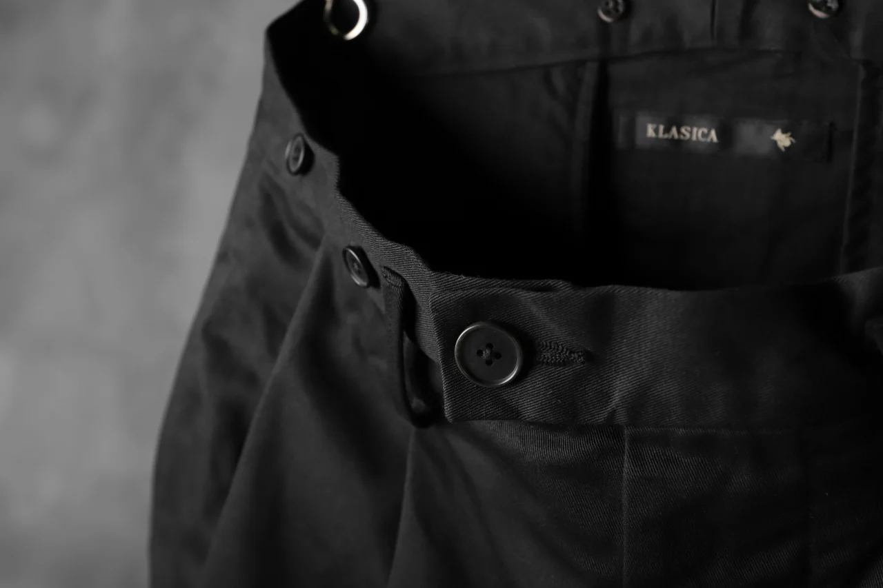KLASICA GRIOTTE 2 TUCKED WIDE TROUSERS / CHINO CLOTH (BLACK) - Image 40