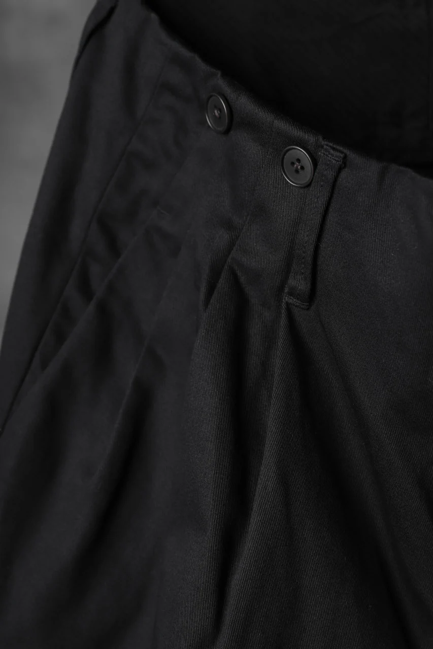 KLASICA MORROW HIGH RISE 3 TUCKED TAPERED TROUSERS / CHINO CLOTH (BLACK) - Image 6
