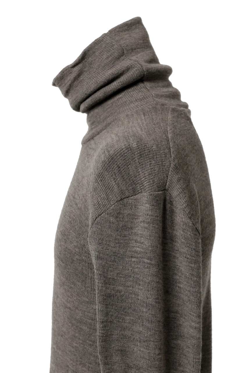KLASICA SMOKE TURTLE NECK KNIT SWEATER / WEANER WOOL RIB (FAWN) - Image 24