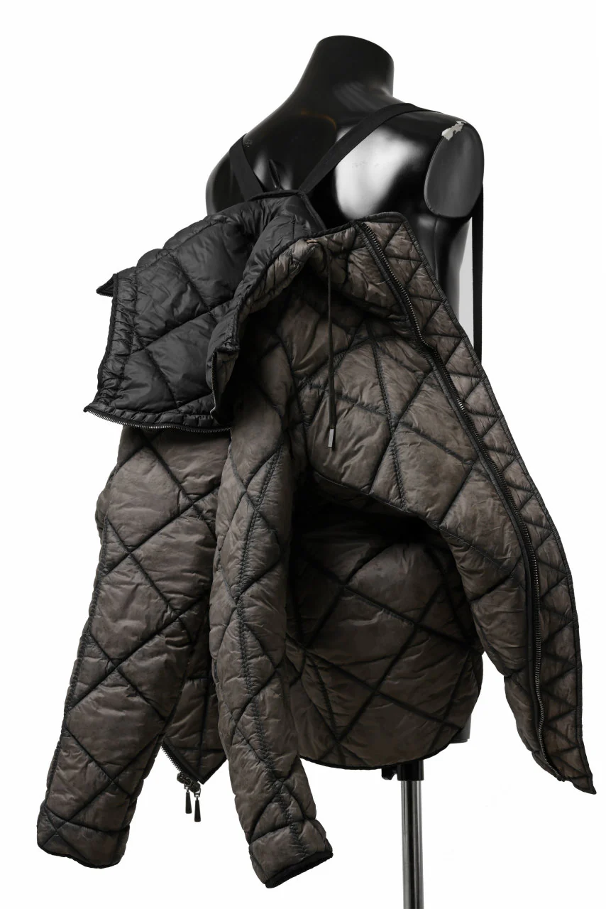 masnada QUILTED HOOD JACKET / OVER STUFFED PAPER NYLON (DUST) - Image 12