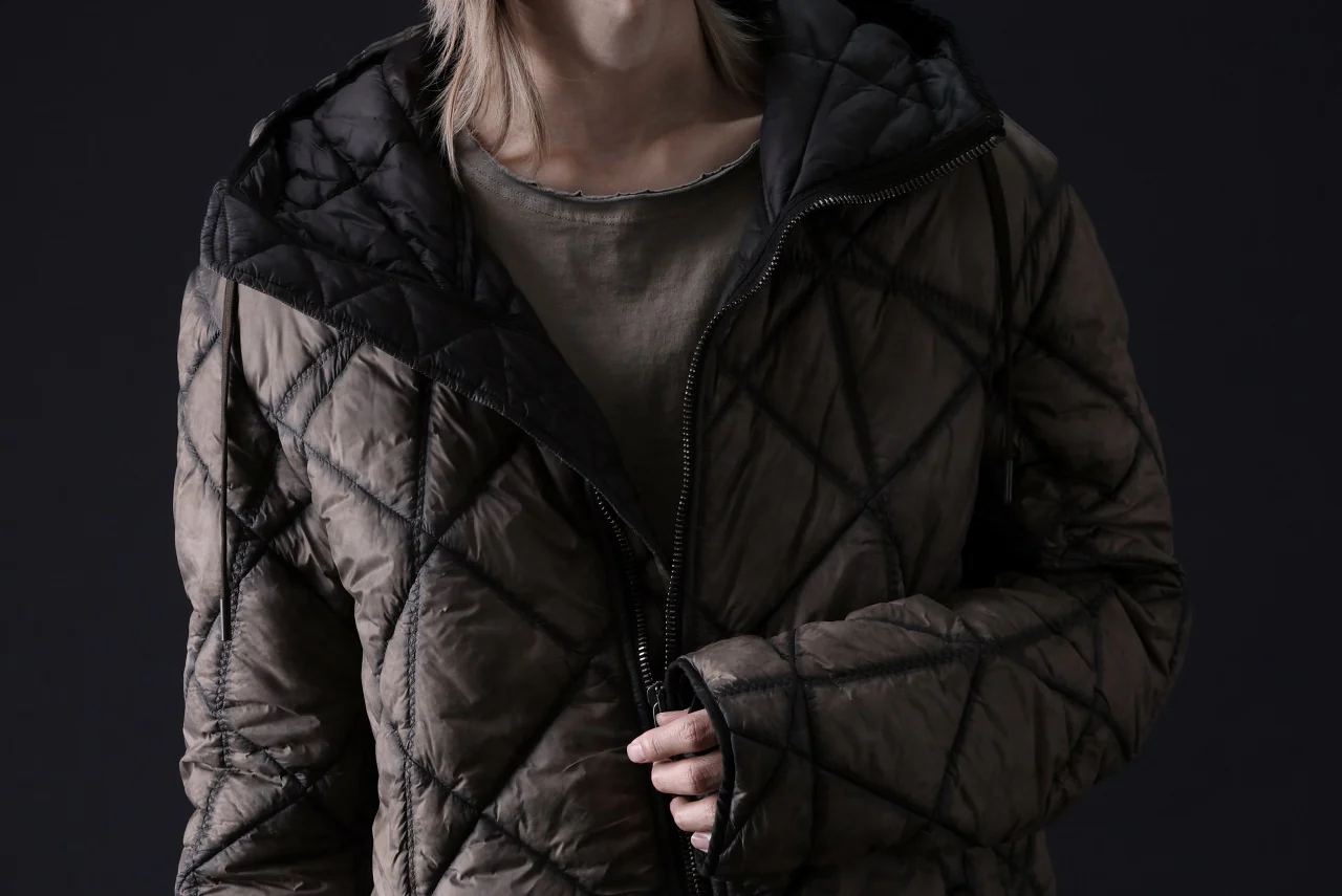 masnada QUILTED HOOD JACKET / OVER STUFFED PAPER NYLON (DUST) - Image 43