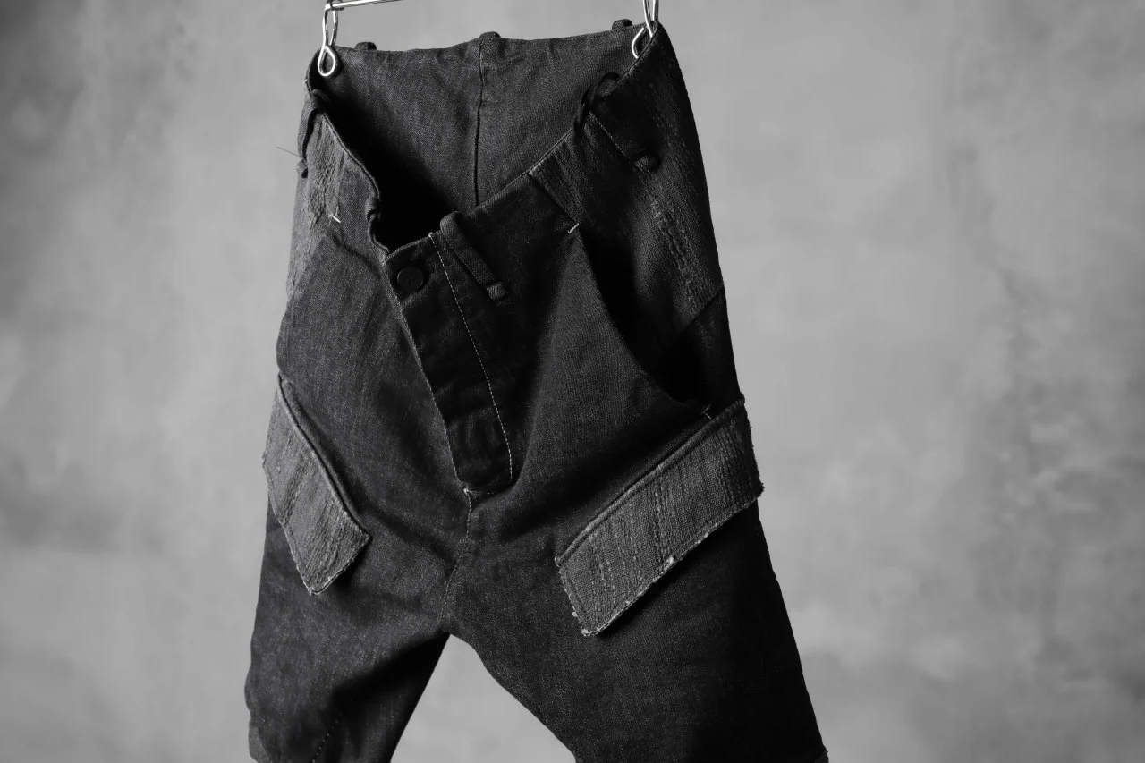 masnada  SCAR STITCHED CARGO POCKET JODHPURS PANT / CONTRAST DENIM (BLACK) - Image 18