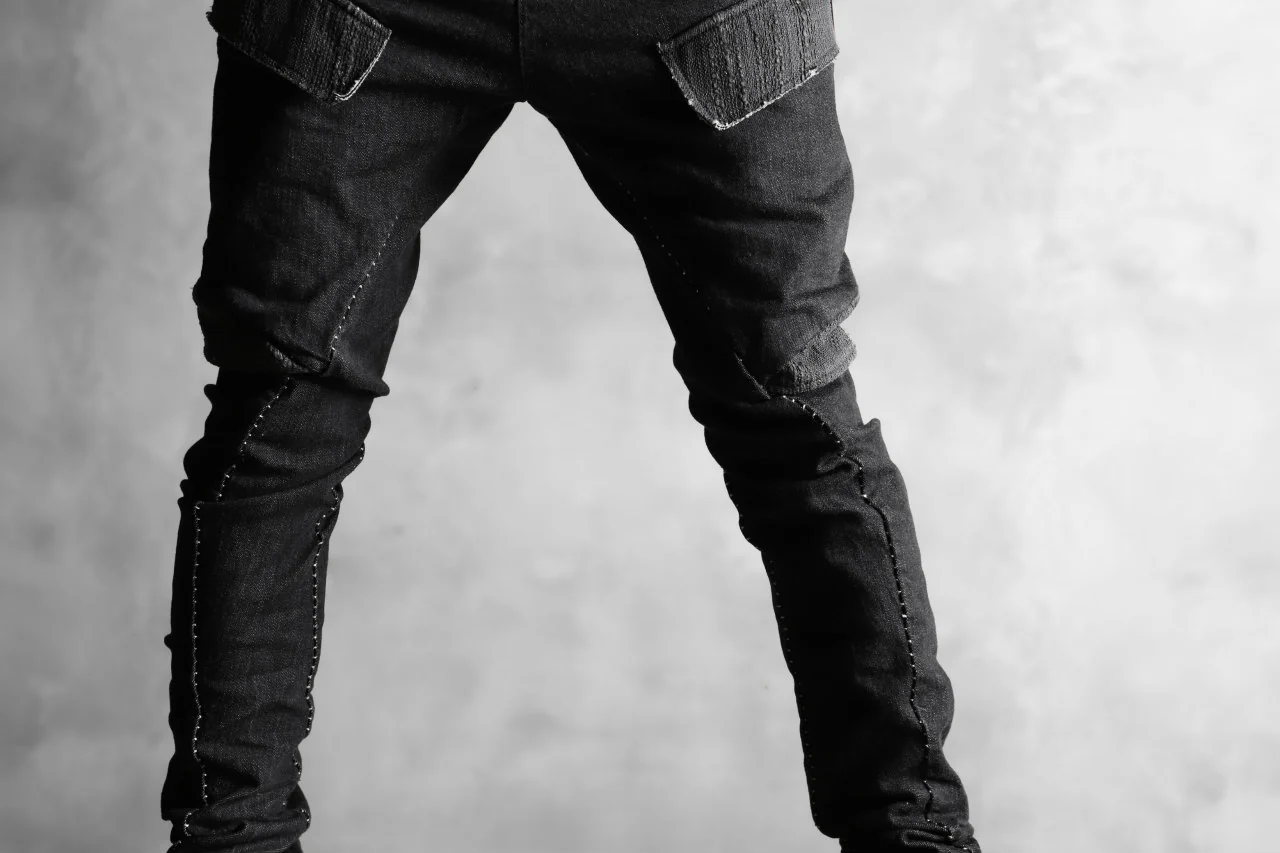 masnada  SCAR STITCHED CARGO POCKET JODHPURS PANT / CONTRAST DENIM (BLACK) - Image 24