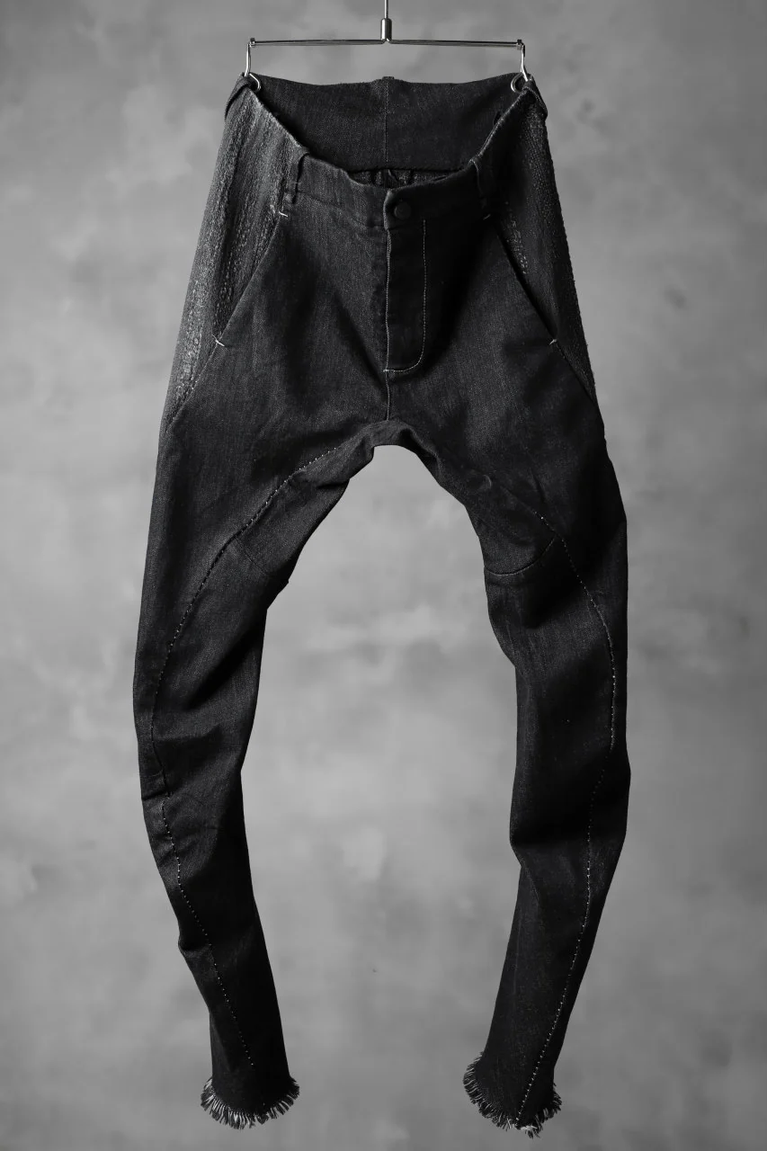 masnada SCAR STITCHED TWIST SKINNY PANT / CONTRAST DENIM (BLACK)