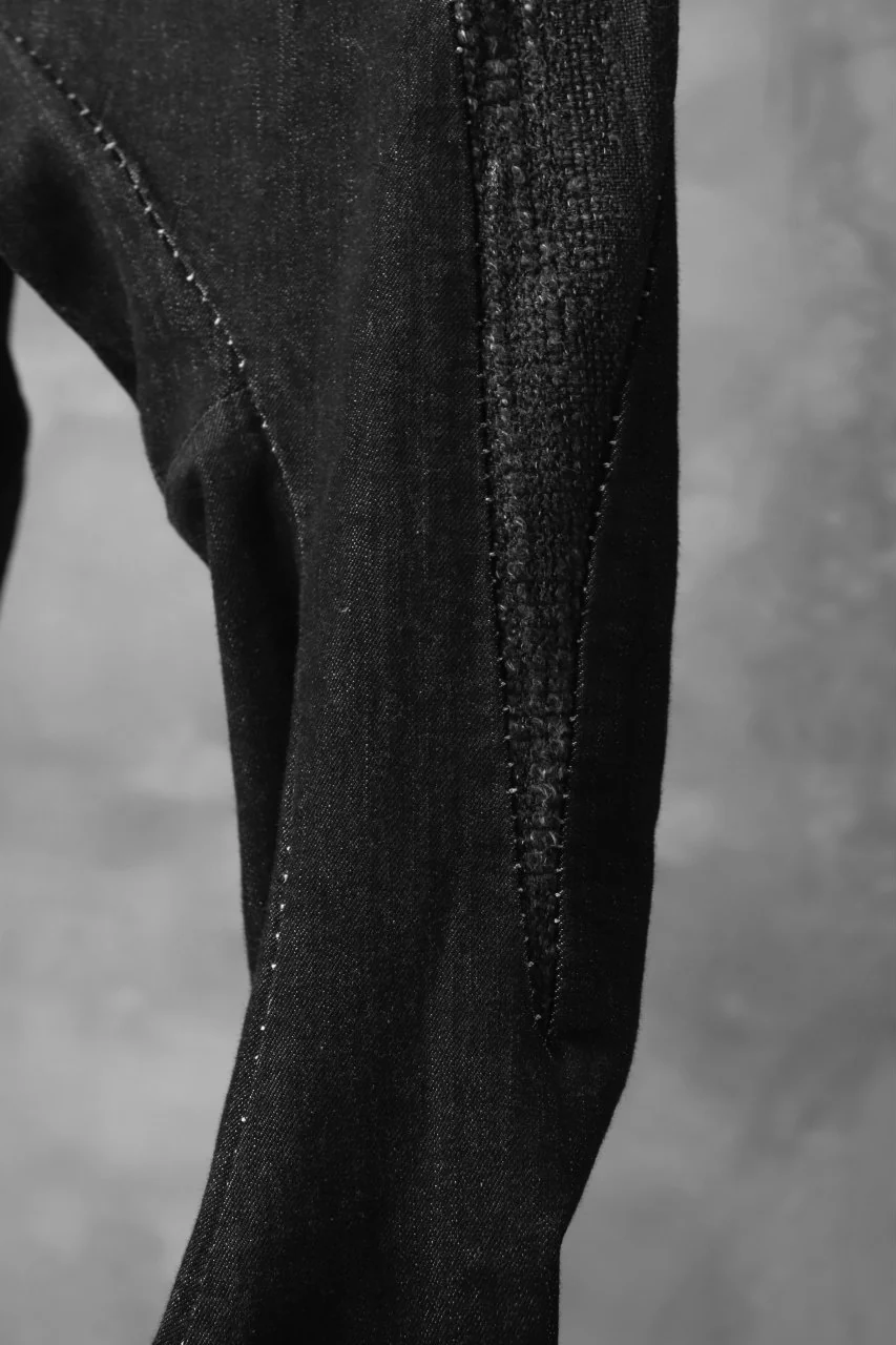masnada SCAR STITCHED TWIST SKINNY PANT / CONTRAST DENIM (BLACK) - Image 17